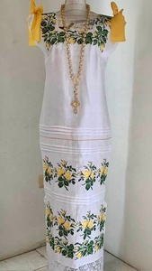 Elegante Vestido Maxi Blanco con Bordado Floral y Tirantes Amarillos en los Hombros, Tela Suave y Transpirable, Vestido Impresionante - Product Image 2