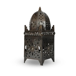 Lanterne en métal marocaine à découpe géométrique avec finition noire mate, porte-bougie décoratif pour la décoration de table du Ramadan - Product Image 6