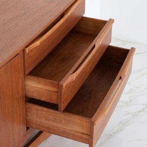 Buffet d'hôtel de qualité commerciale en teck, style scandinave, meuble de rangement pour suite d'hôtellerie, fourniture pour projets de complexes hôteliers - Product Image 4