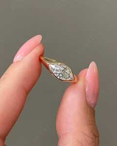 Anillo de Diamante Cultivado en Laboratorio de 1 Quilate, Corte Marquesa, Estilo East West, con Bisel, Anillo Solitario, Certificado IGI - Product Image 1