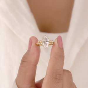 แหวนหมั้นมอสซาไนต์ ดีไซน์หรูหรา ประดับเพชรข้าง แหวนเจ้าสาว เงินแท้ 925 ชุบทอง 14K เครื่องประดับงานแต่งงาน - Product Image 2