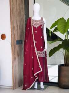 Ensemble prêt-à-porter de créateur avec haut en tissu Rangoli Crush, richement brodé et orné de sequins, pantalon Plazzo et dupatta. - Product Image 6