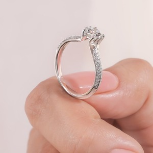 Anillo de oro macizo de 14K con banda ovalada verde de diamantes cultivados en laboratorio de corte redondo, sin conflictos, con borde flotante, para mujer - Product Image 3