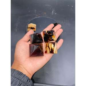 Pyramide en ambre indonésien poli de taille personnalisée 5 cm Sculpture naturelle de Sumatra - Product Image 5