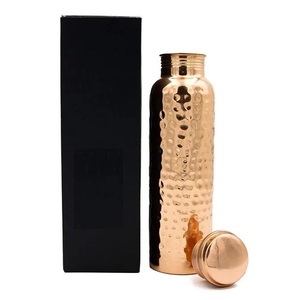 Bouteille d'eau en cuivre martelé pur avec bouchon en cuivre, bouteille en cuivre indienne faite à la main, prix de gros - Product Image 2