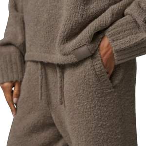 Sweat à capuche en tricot bouclé marron, coupe décontractée, confortable et doux, pour homme et femme, style décontracté et tendance. - Product Image 4