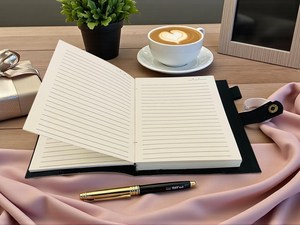 Carnet en cuir rechargeable fait main à motifs floraux, journal vintage personnalisable et réutilisable, cadeau idéal pour femmes et écrivaines - Product Image 4