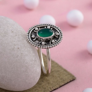 Anillo Ovalado de Ónix Verde Natural en Plata de Ley, Anillo Vintage Hecho a Mano con Piedras Preciosas, Joyería Boho Apilable para Mujer - Product Image 3