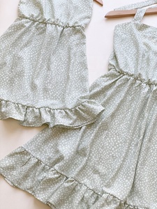 Mini robe avec froncée en bas et dentelle, tenue élégante, verte claire, vêtements parfait pour l'été - Product Image 2