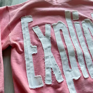 เสื้อฮู้ดดี้ผู้ชายทรงโอเวอร์ไซส์สไตล์สตรีทแวร์แบบสั่งทำจากผู้ผลิต ผ้าคอตตอนผสม ดีไซน์ปักลายขาดๆ พร้อมลายพิมพ์ปี 2025 - Product Image 4