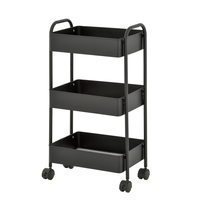Chariot utilitaire en métal à trois niveaux avec roulettes pour le rangement et l'organisation de la cuisine, design minimaliste, forme rectangulaire, type sur pied