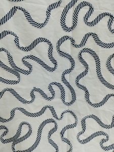 Approvisionnement en gros de popeline de coton blanc avec des embellissements en ruban rayé marine pour les collections de mode contemporaine - Product Image 2