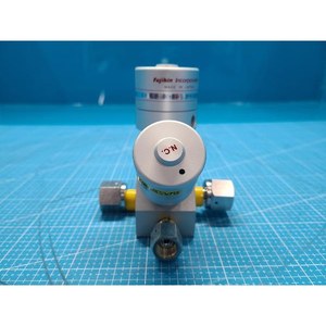 Vanne à diaphragme manuelle FUJIKIN 316L 067986 utilisée comme pièce détachée pour équipement semi-conducteur Legacy - Product Image 3