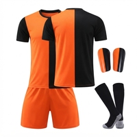 Ensemble de maillots de football pour enfants en gros, en stock, avec logo et numéro personnalisés, col en V, manches courtes en maille, 100 % polyester, séchage rapide