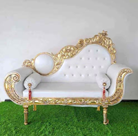 Chaise longue de mariage élégante en similicuir blanc asymétrique avec bordures en feuilles dorées, disponible à prix de gros.