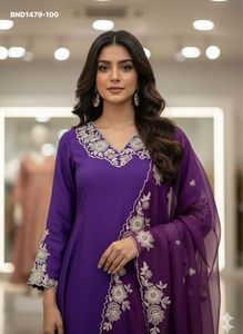 Traje Anarkali de seda romana de diseñador con bordado de hilo y cuello en V, conjunto de pantalón y dupatta. Proveedor y exportador mundial. - Product Image 3
