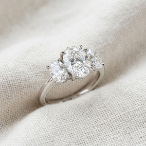 Anillo de Compromiso de Lujo en Plata 925 con Baño de Rodio, Moissanita Ovalada, Tres Piedras con Engaste de Garras, Joyería para Novia, Boda, Fiesta, Regalo - Product Image 3