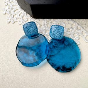 Pendientes Geométricos de Resina Hechos a Mano Ecológicos Azul Glaciar, Joyería de Estilo Tradicional para Mujer - Product Image 2