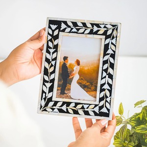 Cadre photo arabe élégant fait main avec incrustation de nacre, décoration murale design pour un intérieur haut de gamme - Product Image 1