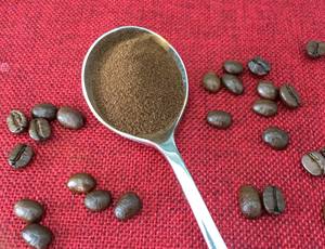 Café instantané séché par pulvérisation du Vietnam, carton de 25 kg, pour machine à boissons, goût terreux et boisé, OEM et approvisionnement en vrac disponibles - Product Image 3