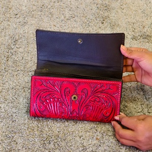 2026 New Arrival Hand Tooled Florals Carving 100% Genuine Leather Clutch Wallet Western Stylish Mobile Carry Hand Bags For Women - Product Image 3