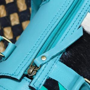 Bolso Speedy de lujo color verde azulado con panel de piel sintética y detalles de borlas, diseño con patrón geométrico - Product Image 4