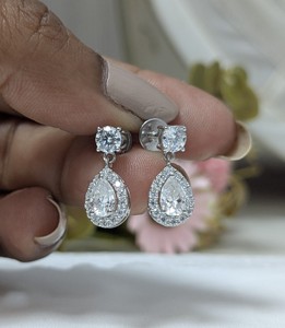 Boucles d'oreilles pendantes pour femmes avec diamants de laboratoire ronds et en forme de poire de 2 carats, en or blanc massif 14 carats, serties halo. - Product Image 1