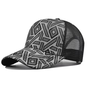 Gorras de béisbol de malla transpirable grises y negras con estampado geométrico personalizado por sublimación, de 5 paneles, estilo urbano, para adultos. - Product Image 1