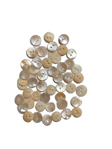 กระดุมเปลือกหอยมุกธรรมชาติคุณภาพดีที่สุด ผลิตด้วยมือ เป็นมิตรกับสิ่งแวดล้อม ออกแบบตามสั่ง สำหรับเสื้อเชิ้ต เสื้อสเวตเตอร์ เสื้อโค้ท แบบ 2 รู จากอินเดีย - Product Image 6