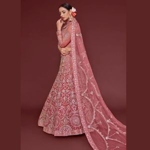 Lehenga Choli en tissu filet doux, coupe trapèze, avec broderie Zari Badla et Dupatta orné de paillettes et de Dori - Product Image 4
