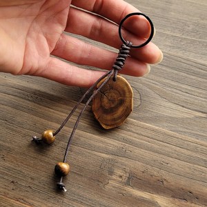 Porte-clés en bois rustique bio, inspiré de la nature, fait main, accessoire en bois naturel, design de logo personnalisable pour anniversaire/mariage - Product Image 3