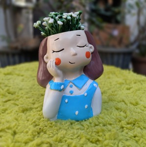 Maceta de poliresina modelo Blue Thinking Girl con diseño de flor, acabado esmaltado, estilo lindo, para plantas de interior y flores. - Product Image 1