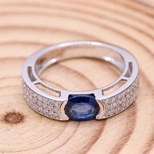 Anillo de banda ancha chapado en oro blanco de 18 quilates con zafiro azul natural ovalado y diamantes pavé para mujer, joyería fina, Memoria Jewels - Product Image 1