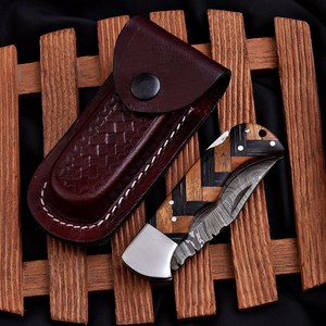 Couteau de chasse en acier damas à lame pointue avec manche en bois et étui en cuir - Product Image 2