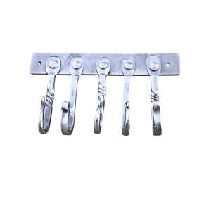 Porte-serviettes mural en fer poli au design décoratif moderne pour cuisine, jardin et extérieur - Product Image 1