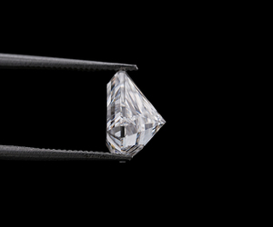 Diamant unique de 2,30 carats, taille triligne, EF VVS-VS, certifié IGI, cultivé en laboratoire, percé au laser, haute qualité pour la fabrication de bijoux OM GEMS - Product Image 4