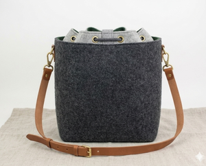 Bolso Bandolera de Fieltro con Diseño de Rododendro, Moderno, Elegante y Ligero, Capacidad de 16L, Sostenible - Product Image 3