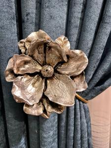 Sujetador de cortina de metal blanco premium con forma de flor, elegante accesorio para cortinas, ideal para espacios de dormitorio y sala de estar, de la India. - Product Image 4