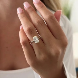 Nouvelle conception Bague demi-sertie en or jaune 18 carats avec diamant de laboratoire taille émeraude pour femme, idéale pour fiançailles et mariage, certifiée IGI - En promotion - Product Image 1