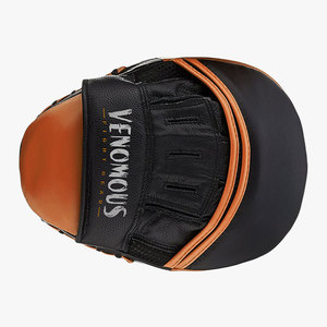 แผ่นซ้อมมวยหนังแท้ Venomous สีดำส้ม กันลื่น แบบสวม ปิดด้วยการรัด สายรัดแบบดึง  อุปกรณ์ป้องกันระดับมืออาชีพ - Product Image 5