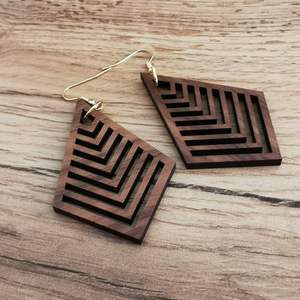 Pendientes de madera ecológicos, diseño de joyería sostenible, elegantes pendientes de madera tallada, moda para chicas - Product Image 1