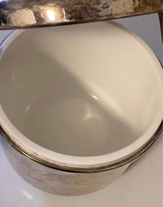 Cubo de hielo de aspecto antiguo, ideal para bares y restaurantes, con un diseño atemporal para el almacenamiento de hielo y el servicio de bebidas, procedente de la India. - Product Image 3