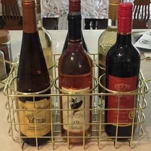 Cesta para Vino Decorativa de Hierro con Acabado Dorado Clásico, con Ruedas para Encimera de Cocina y Mesa de Comedor, Capacidad de 3L - Product Image 3