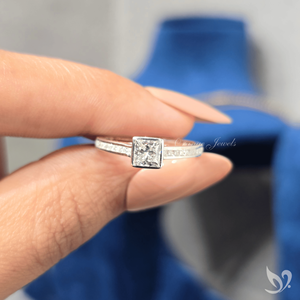 Bague de fiançailles classique en diamant de laboratoire taille princesse 0,50 ct, design moderne avec sertissage carré en or blanc 10 carats - Product Image 4