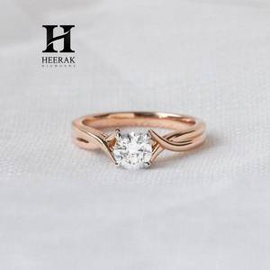 Bague de fiançailles solitaire entrelacée en or rose 14 carats avec diamant de laboratoire rond brillant de luxe, design unique et fluide pour mariage - Product Image 3