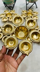 Lampe à huile traditionnelle indienne Deepam en laiton, Diya en cuivre, lumière de prière Pooja, décoration décorative pour la maison, l'accent de votre temple, la décoration religieuse des fêtes - Product Image 1
