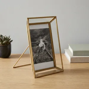 Cadre photo rectangulaire en laiton et verre au design artisanal, support de présentation vertical, décoration de bureau, cadre photo de table, pour coiffeuse - Product Image 4