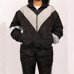 Conjunto deportivo de dos piezas para mujer, con capucha, cortavientos personalizado, pantalones cortos deportivos y sudadera con cremallera, conjunto de nailon. - Product Image 3