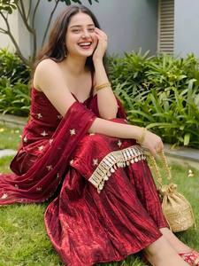 Ensemble Sharara de créateur pour femme – Kurta sans manches festif avec dupatta brodé pour les occasions de mariage et de fête - Product Image 4