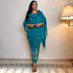 Toub soudanais traditionnel 100% coton voile |   Tissu brodé détaillé avec des motifs floraux et une bordure ornée pour vêtements féminins - Product Image 4